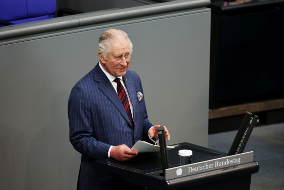 Une cérémonie que le nouveau monarque veut inscrire dans une démarche plus moderne
Le roi Charles III d'Angleterre prononce un discours au Bundestag au Palais du Reichstag à Berlin en alternant l'anglais et l'allemand le 30 mars 2023. 
