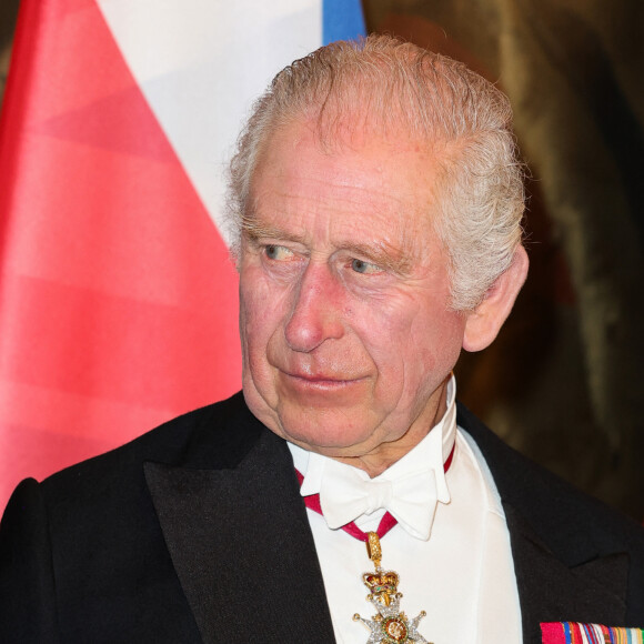 Pour ce faire, le dress code sera bien moins imposé que prévu 
Le roi Charles III d'Angleterre - Personnalités au dîner d'état donné par le président allemand et sa femme en l'honneur du roi d'Angleterre et de la reine consort, au Château Bellevue à Berlin, à l'occasion du premier voyage officiel du roi d'Angleterre en Europe. Le 29 mars 2023