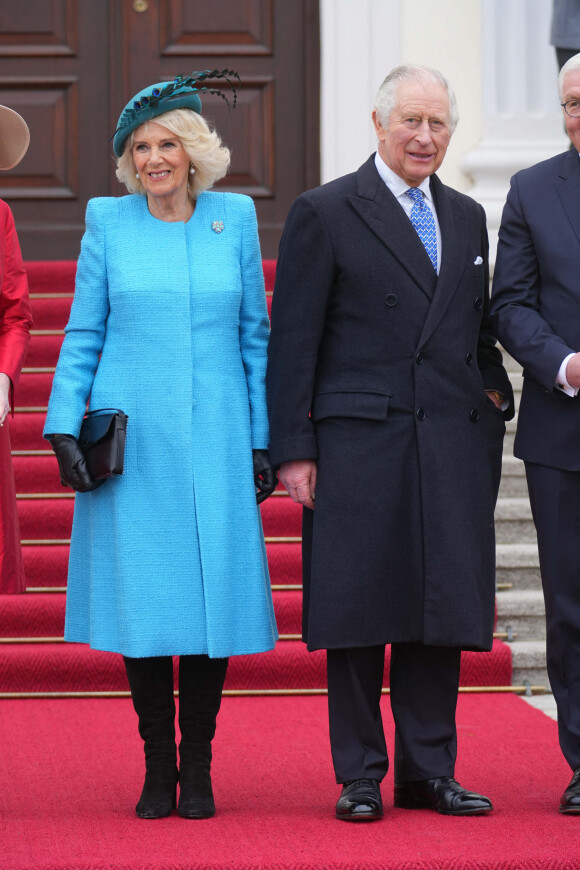 Le roi Charles III d'Angleterre et la reine consort Camilla Parker Bowles à la sortie du Château Bellevue à Berlin, accompagnés par le président allemand et sa femme, à l'occasion du premier voyage officiel du roi d'Angleterre en Europe. Le 29 mars 2023