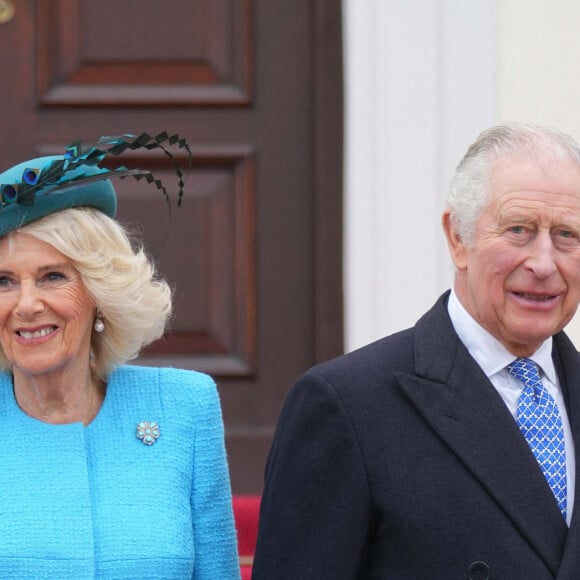 Le roi Charles III d'Angleterre et la reine consort Camilla Parker Bowles à la sortie du Château Bellevue à Berlin, accompagnés par le président allemand et sa femme, à l'occasion du premier voyage officiel du roi d'Angleterre en Europe. Le 29 mars 2023