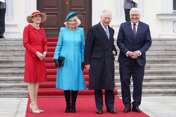 Le roi Charles III d'Angleterre et la reine consort Camilla Parker Bowles à la sortie du Château Bellevue à Berlin, accompagnés par le président allemand Frank Walter Steinmeier et sa femme Elke, à l'occasion du premier voyage officiel du roi d'Angleterre en Europe. Le 29 mars 2023