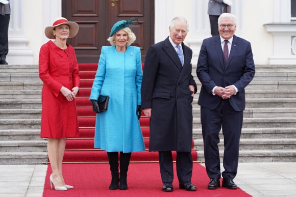 Le roi Charles III d'Angleterre et la reine consort Camilla Parker Bowles à la sortie du Château Bellevue à Berlin, accompagnés par le président allemand Frank Walter Steinmeier et sa femme Elke, à l'occasion du premier voyage officiel du roi d'Angleterre en Europe. Le 29 mars 2023