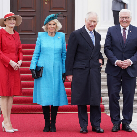 Le roi Charles III d'Angleterre et la reine consort Camilla Parker Bowles à la sortie du Château Bellevue à Berlin, accompagnés par le président allemand Frank Walter Steinmeier et sa femme Elke, à l'occasion du premier voyage officiel du roi d'Angleterre en Europe. Le 29 mars 2023