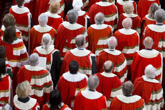 Les invités pourront porter des tenues plus décontractées qu'à l'accoutumée et les membres du Parlement ne porteront pas plus que leurs robes traditionnelles d'ouverture du Parlement
La reine Elizabeth II et le duc d'Edimbourg arrivent à l'ouverture de la session parlementaire, à la Chambre des Lords du Palais de Westminster à Londres le 18 mai 2016. 