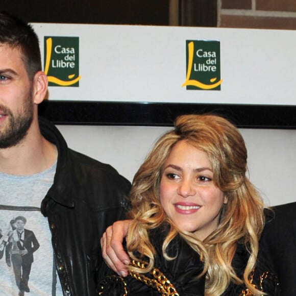 D'après les informations de La Vanguardia, c'est le père de Gerard Piqué qui l'aurait obligé à partir maintenant
 
Montserrat Bernabeu - Shakira et son compagnon Gerard Pique au lancement du nouveau livre de Joan Pique, le pere de Gerard, a Barcelone, le 14 mars 2013.