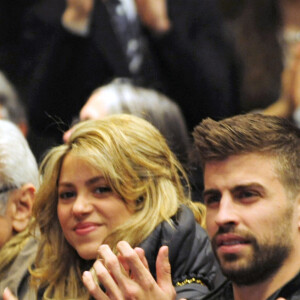 Marc Pique, Montserrat Bernabeu - Shakira et son compagnon Gerard Pique au lancement du nouveau livre de Joan Pique, le pere de Gerard, a Barcelone, le 14 mars 2013.