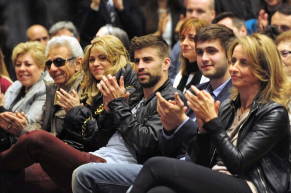 Marc Pique, Montserrat Bernabeu - Shakira et son compagnon Gerard Pique au lancement du nouveau livre de Joan Pique, le pere de Gerard, a Barcelone, le 14 mars 2013.