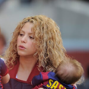 Après plus de 10 ans en Espagne, Shakira a annoncé le 2 avril dernier qu'elle partait
 
Shakira, avec ses enfants Milan (2 ans) et Sasha (3 mois), et sa belle-mère Montserrat Bernabeu, a assisté au match de football de son compagnon Gérard Piqué, Barca Vs Vanlence, à Barcelone. Le 16 avril 2015