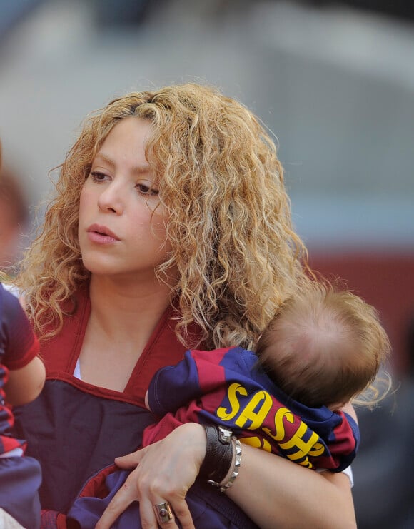 Après plus de 10 ans en Espagne, Shakira a annoncé le 2 avril dernier qu'elle partait
 
Shakira, avec ses enfants Milan (2 ans) et Sasha (3 mois), et sa belle-mère Montserrat Bernabeu, a assisté au match de football de son compagnon Gérard Piqué, Barca Vs Vanlence, à Barcelone. Le 16 avril 2015