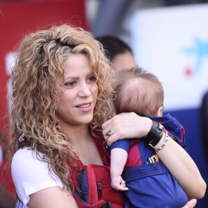 Shakira, avec ses enfants Milan (2 ans) et Sasha (3 mois), et sa belle-mère Montserrat Bernabeu, a assisté au match de football de son compagnon Gérard Piqué, Barca Vs Vanlence, à Barcelone. Le 16 avril 2015