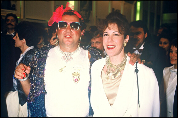 Au début des années quatre-vingt, Coluche et Véronique Colucci - qui est décédée il y a cinq ans jour pour jour des suites d'un cancer - divorçaient. 
Archives - Coluche avec Véronique Colucci au Festival International du film de Cannes.