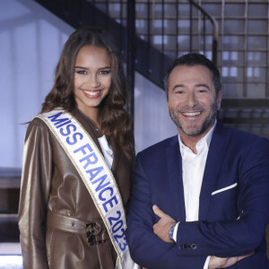 Bernard Montiel accueille Indira Ampiot, notre belle Miss France, sur le plateau de son émission "Animaux stars".
Exclusif - Indira Ampiot (Miss France), Bernard Montiel - Enregistrement de l'émission "Animaux Stars", présentée par B.Montiel sur la chaine Animaux TV. © Jack Tribeca / Bestimage