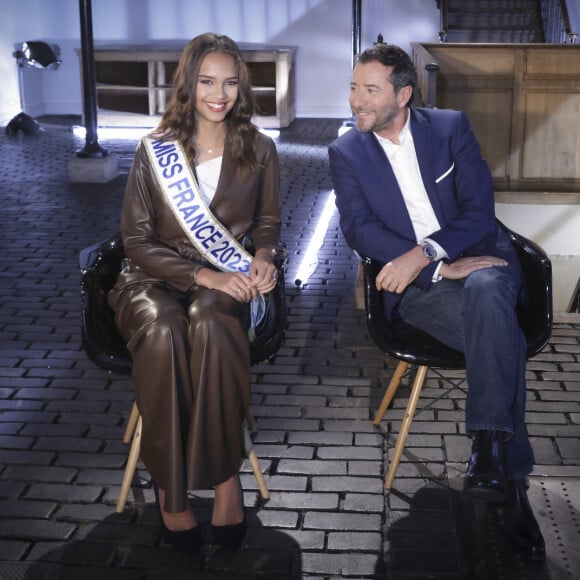 Exclusif - Indira Ampiot (Miss France 2023), Bernard Montiel - Enregistrement de l'émission "Animaux Stars", présentée par B.Montiel et diffusée le 8 avril sur la chaine Animaux TV. Le 10 janvier 2023 © Jack Tribeca / Bestimage