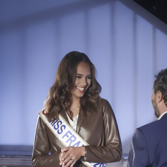 Exclusif - Indira Ampiot (Miss France 2023), Bernard Montiel - Enregistrement de l'émission "Animaux Stars", présentée par B.Montiel et diffusée le 8 avril sur la chaine Animaux TV. Le 10 janvier 2023 © Jack Tribeca / Bestimage