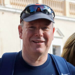 Le prince Albert a démarré la semaine par une marche particulière 
Exclusif - Le prince Albert II de Monaco - Le prince Albert II de Monaco participe à l'opération Olympians Clean Up de l'Association Monégasque des Athlètes Olympiques (AMAO). quelques courageux collégiens se sont levés plus tôt pour une marche bien matinale afin de rejoindre la Première marche de "l'Olympians Clean Up" qui consistait à marcher à pieds de la Place du Palais jusqu'à la Tête de Chien tout en ramassant un maximum de déchets sur son chemin. Le Prince Souverain a pris part à cette opération ainsi que des élèves des collèges Charles III de Monaco et Bellevue de Beausoleil. © Claudia Albuquerque / Bestimage 