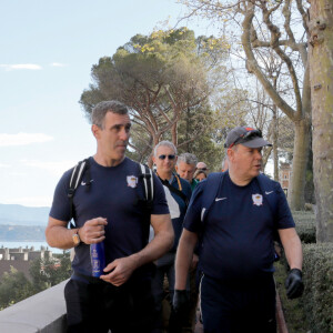 Exclusif - Jeremy Bottin, Le prince Albert II de Monaco - Le prince Albert II de Monaco participe à l'opération Olympians Clean Up de l'Association Monégasque des Athlètes Olympiques (AMAO) le 2 avril 2023. quelques courageux collégiens se sont levés plus tôt pour une marche bien matinale afin de rejoindre la Première marche de "l'Olympians Clean Up" qui consistait à marcher à pieds de la Place du Palais jusqu'à la Tête de Chien tout en ramassant un maximum de déchets sur son chemin. Le Prince Souverain a pris part à cette opération ainsi que des élèves des collèges Charles III de Monaco et Bellevue de Beausoleil. © Claudia Albuquerque / Bestimage 