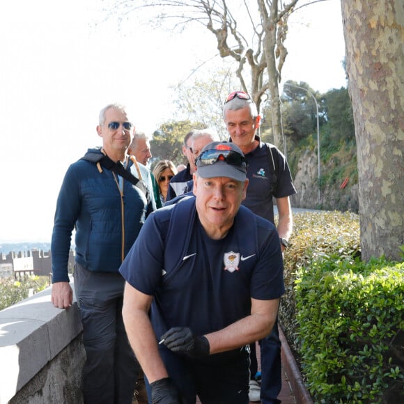 Et la mission fut plus que réussie puisque 15 kilos de déchets ont été ramassés !
Exclusif - Le prince Albert II de Monaco - Le prince Albert II de Monaco participe à l'opération Olympians Clean Up de l'Association Monégasque des Athlètes Olympiques (AMAO) le 2 avril 2023. quelques courageux collégiens se sont levés plus tôt pour une marche bien matinale afin de rejoindre la Première marche de "l'Olympians Clean Up" qui consistait à marcher à pieds de la Place du Palais jusqu'à la Tête de Chien tout en ramassant un maximum de déchets sur son chemin. Le Prince Souverain a pris part à cette opération ainsi que des élèves des collèges Charles III de Monaco et Bellevue de Beausoleil. © Claudia Albuquerque / Bestimage 