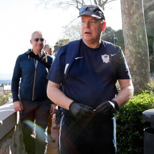 Exclusif - Le prince Albert II de Monaco - Le prince Albert II de Monaco participe à l'opération Olympians Clean Up de l'Association Monégasque des Athlètes Olympiques (AMAO) le 2 avril 2023. quelques courageux collégiens se sont levés plus tôt pour une marche bien matinale afin de rejoindre la Première marche de "l'Olympians Clean Up" qui consistait à marcher à pieds de la Place du Palais jusqu'à la Tête de Chien tout en ramassant un maximum de déchets sur son chemin. Le Prince Souverain a pris part à cette opération ainsi que des élèves des collèges Charles III de Monaco et Bellevue de Beausoleil. © Claudia Albuquerque / Bestimage 