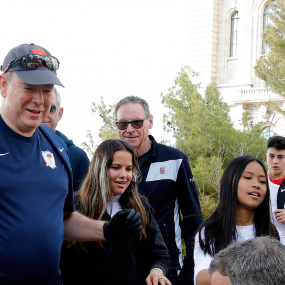 L'événement consistait à relier la place du palais de Monaco à la Turbie tout en ramassant les déchets trouvés sur la route
Exclusif - Le prince Albert II de Monaco, Jeremy Bottin - Le prince Albert II de Monaco participe à l'opération Olympians Clean Up de l'Association Monégasque des Athlètes Olympiques (AMAO) le 2 avril 2023. quelques courageux collégiens se sont levés plus tôt pour une marche bien matinale afin de rejoindre la Première marche de "l'Olympians Clean Up" qui consistait à marcher à pieds de la Place du Palais jusqu'à la Tête de Chien tout en ramassant un maximum de déchets sur son chemin. Le Prince Souverain a pris part à cette opération ainsi que des élèves des collèges Charles III de Monaco et Bellevue de Beausoleil. © Claudia Albuquerque / Bestimage 