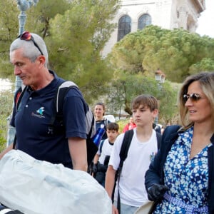 Exclusif - Le prince Albert II de Monaco, Jerermy Bottin - Le prince Albert II de Monaco participe à l'opération Olympians Clean Up de l'Association Monégasque des Athlètes Olympiques (AMAO) le 2 avril 2023. quelques courageux collégiens se sont levés plus tôt pour une marche bien matinale afin de rejoindre la Première marche de "l'Olympians Clean Up" qui consistait à marcher à pieds de la Place du Palais jusqu'à la Tête de Chien tout en ramassant un maximum de déchets sur son chemin. Le Prince Souverain a pris part à cette opération ainsi que des élèves des collèges Charles III de Monaco et Bellevue de Beausoleil. © Claudia Albuquerque / Bestimage 