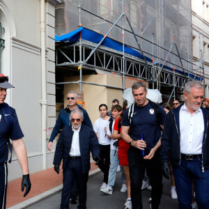 Exclusif - Le prince Albert II de Monaco - Le prince Albert II de Monaco participe à l'opération Olympians Clean Up de l'Association Monégasque des Athlètes Olympiques (AMAO) le 2 avril 2023. quelques courageux collégiens se sont levés plus tôt pour une marche bien matinale afin de rejoindre la Première marche de "l'Olympians Clean Up" qui consistait à marcher à pieds de la Place du Palais jusqu'à la Tête de Chien tout en ramassant un maximum de déchets sur son chemin. Le Prince Souverain a pris part à cette opération ainsi que des élèves des collèges Charles III de Monaco et Bellevue de Beausoleil. © Claudia Albuquerque / Bestimage 