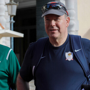 Exclusif - Le prince Albert II de Monaco - Le prince Albert II de Monaco participe à l'opération Olympians Clean Up de l'Association Monégasque des Athlètes Olympiques (AMAO) le 2 avril 2023. quelques courageux collégiens se sont levés plus tôt pour une marche bien matinale afin de rejoindre la Première marche de "l'Olympians Clean Up" qui consistait à marcher à pieds de la Place du Palais jusqu'à la Tête de Chien tout en ramassant un maximum de déchets sur son chemin. Le Prince Souverain a pris part à cette opération ainsi que des élèves des collèges Charles III de Monaco et Bellevue de Beausoleil. © Claudia Albuquerque / Bestimage 