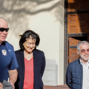 Exclusif - Le prince Albert II de Monaco et Yvette Lambin-Berti, secrétaire d'état de Monaco - Le prince Albert II de Monaco participe à l'opération Olympians Clean Up de l'Association Monégasque des Athlètes Olympiques (AMAO) le 2 avril 2023. quelques courageux collégiens se sont levés plus tôt pour une marche bien matinale afin de rejoindre la Première marche de "l'Olympians Clean Up" qui consistait à marcher à pieds de la Place du Palais jusqu'à la Tête de Chien tout en ramassant un maximum de déchets sur son chemin. Le Prince Souverain a pris part à cette opération ainsi que des élèves des collèges Charles III de Monaco et Bellevue de Beausoleil. © Claudia Albuquerque / Bestimage 