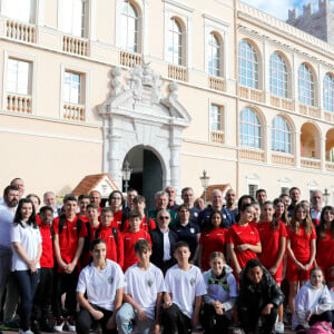 Le Souverain a pris part à l'opération Olympian Clean Up avec des élus et des élèves de collèges voisins
Exclusif - Le prince Albert II de Monaco et les volontaires devant le palais princier - Le prince Albert II de Monaco participe à l'opération Olympians Clean Up de l'Association Monégasque des Athlètes Olympiques (AMAO) le 2 avril 2023. quelques courageux collégiens se sont levés plus tôt pour une marche bien matinale afin de rejoindre la Première marche de "l'Olympians Clean Up" qui consistait à marcher à pieds de la Place du Palais jusqu'à la Tête de Chien tout en ramassant un maximum de déchets sur son chemin. Le Prince Souverain a pris part à cette opération ainsi que des élèves des collèges Charles III de Monaco et Bellevue de Beausoleil. © Claudia Albuquerque / Bestimage 