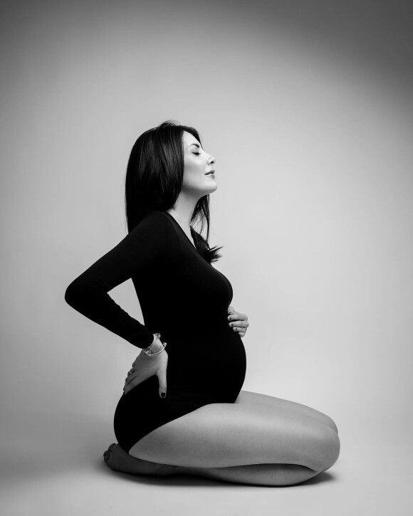 "Je suis si admirative, si fière d'elle", a-t-elle écrit en légende d'une jolie photo en noir et blanc.
Virgilia Hess pose enceinte sur son compte Instagram.