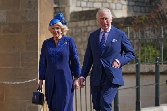 Le roi Charles III d'Angleterre et Camilla Parker Bowles - La famille royale arrive à la chapelle Saint-Georges pour la messe de Pâques au château de Windsor, le 9 avril 2023.