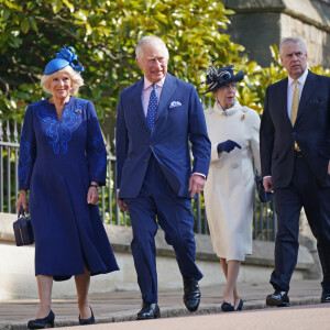 Il s'agissait de la première messe de Pâques du prince Louis, 4 ans.
Le roi Charles III d'Angleterre et Camilla Parker Bowles, la princesse Anne, le prince Andrew - La famille royale arrive à la chapelle Saint-Georges pour la messe de Pâques au château de Windsor, le 9 avril 2023.