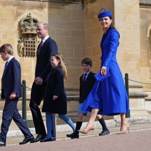 Ils étaient accompagnés de leurs trois enfants, le prince George, la princesse Charlotte et le prince Louis.
Le prince William, Kate Middleton, le prince George, la princesse Charlotte et le prince Louis - La famille royale arrive à la chapelle Saint-Georges pour la messe de Pâques au château de Windsor, le 9 avril 2023.