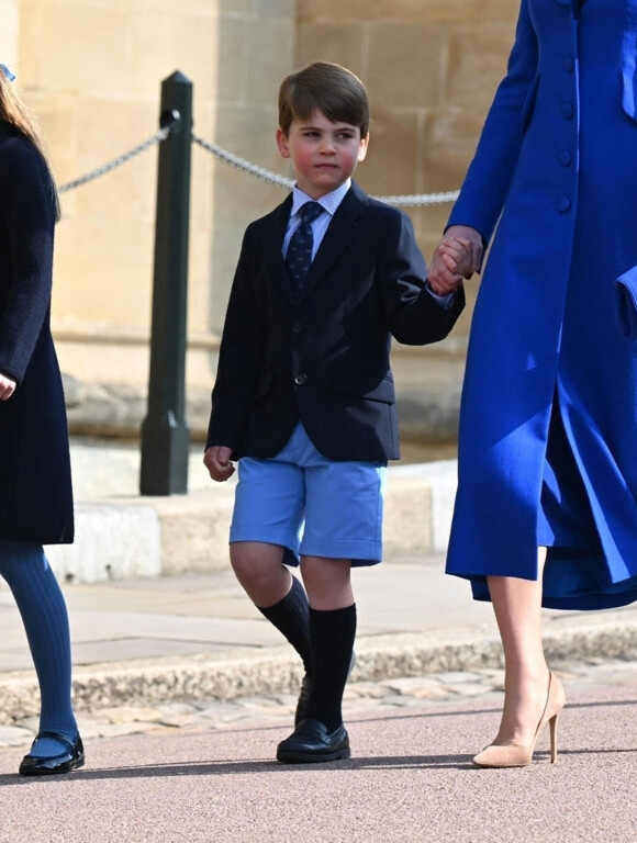 Les fêtes de Pâques sont, pour les membres de la couronne britannique, l'occasion de passer du temps ensemble.
Le prince Louis et sa mère Kate Middleton - La famille royale arrive à la chapelle Saint-Georges pour la messe de Pâques au château de Windsor, le 9 avril 2023.