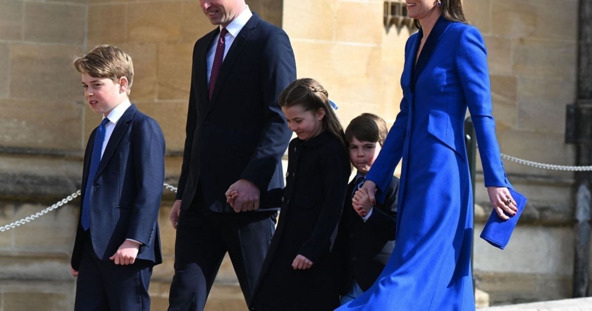 Prince Louis : short et cravate Lors de la première messe de Pâques, le petit dernier a bien changé !