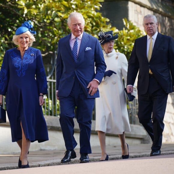 Kate Middleton et le prince William se sont joints au défilé pour assister à la messe de Pâques.
Le roi Charles III d'Angleterre et Camilla Parker Bowles, reine consort d'Angleterre, la princesse Anne et le prince Andrew, duc d'York - La famille royale arrive à la chapelle Saint-Georges pour la messe de Pâques au château de Windsor, le 9 avril 2023.