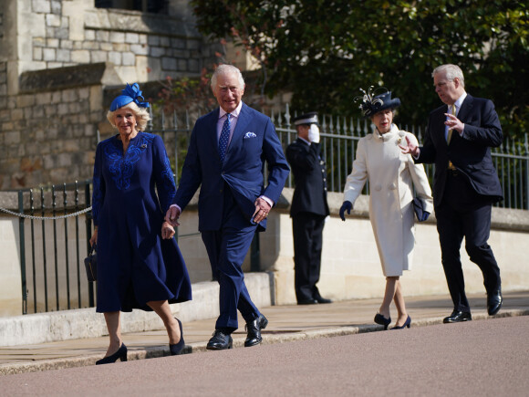 Le roi Charles III d'Angleterre et Camilla Parker Bowles, reine consort d'Angleterre, la princesse Anne et le prince Andrew d'York - La famille royale arrive à la chapelle Saint-Georges pour la messe de Pâques au château de Windsor, le 9 avril 2023.