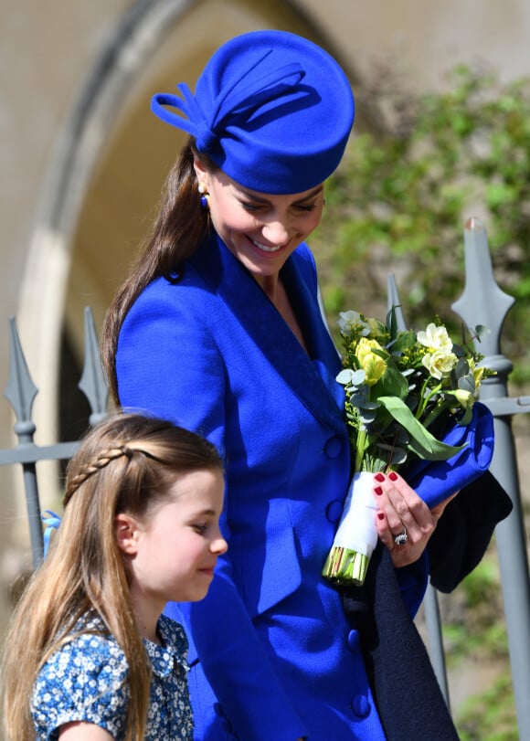 La belle duchesse avait apporté une touche de peps à son look unicolore avec un vernis rouge.
Kate Middleton, la princesse Charlotte - La famille royale va assister à la messe de Pâques à la chapelle Saint-Georges au château de Windsor, le 9 avril 2023.