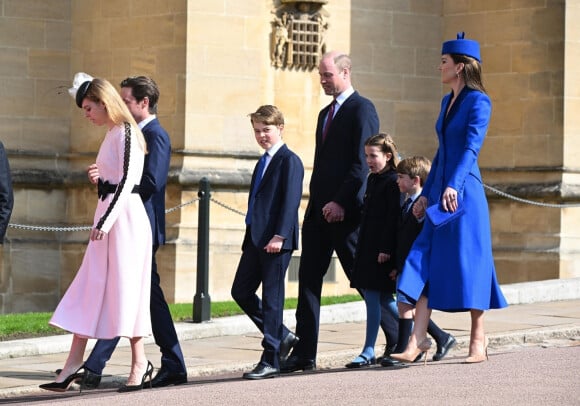 Le 9 avril 2023, la famille royale d'Angleterre s'est rendue à la chapelle Saint-Georges pour assister à la traditionnelle messe de Pâques.
La princesse Beatrice d'York et son mari Edoardo Mapelli Mozzi, le prince William, le prince George de Galles, la princesse Charlotte de Galles, le prince Louis de Galles, Kate Middleton - La famille royale va assister à la messe de Pâques à la chapelle Saint-Georges au château de Windsor, le 9 avril 2023.