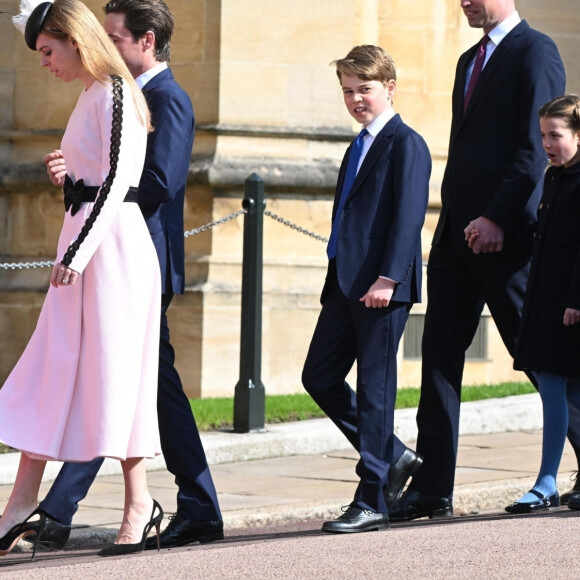 Le 9 avril 2023, la famille royale d'Angleterre s'est rendue à la chapelle Saint-Georges pour assister à la traditionnelle messe de Pâques.
La princesse Beatrice d'York et son mari Edoardo Mapelli Mozzi, le prince William, le prince George de Galles, la princesse Charlotte de Galles, le prince Louis de Galles, Kate Middleton - La famille royale va assister à la messe de Pâques à la chapelle Saint-Georges au château de Windsor, le 9 avril 2023.