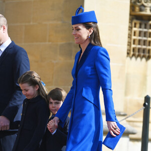 Dans ce cortège, Kate Middleton a ébloui les passants avec son total look bleu électrique.
Kate Middleton, la princesse Charlotte de Galles et le prince Louis de Galles - La famille royale va assister à la messe de Pâques à la chapelle Saint-Georges au château de Windsor, le 9 avril 2023.