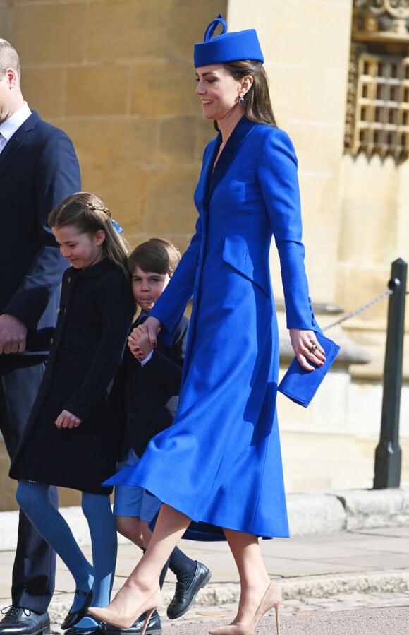 Dans ce cortège, Kate Middleton a ébloui les passants avec son total look bleu électrique.
Kate Middleton, la princesse Charlotte de Galles et le prince Louis de Galles - La famille royale va assister à la messe de Pâques à la chapelle Saint-Georges au château de Windsor, le 9 avril 2023.