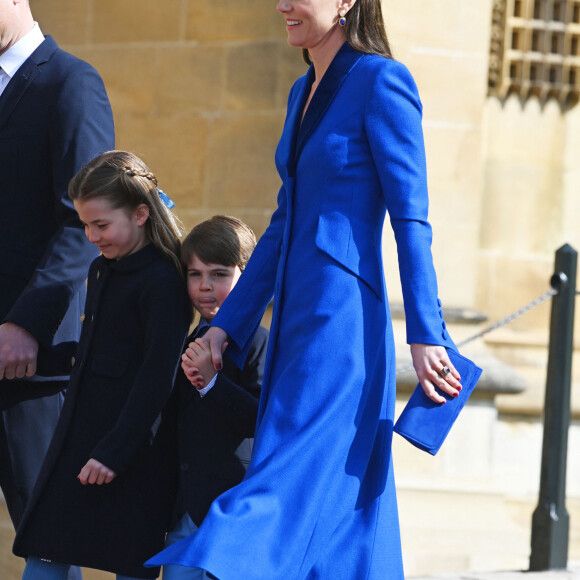 Dans ce cortège, Kate Middleton a ébloui les passants avec son total look bleu électrique.
Kate Middleton, la princesse Charlotte de Galles et le prince Louis de Galles - La famille royale va assister à la messe de Pâques à la chapelle Saint-Georges au château de Windsor, le 9 avril 2023.