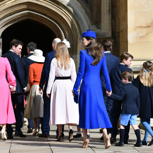 Le prince William et Kate Middleton, le prince George de Galles, la princesse Charlotte de Galles, le prince Louis de Galles - La famille royale va assister à la messe de Pâques à la chapelle Saint-Georges au château de Windsor, le 9 avril 2023.