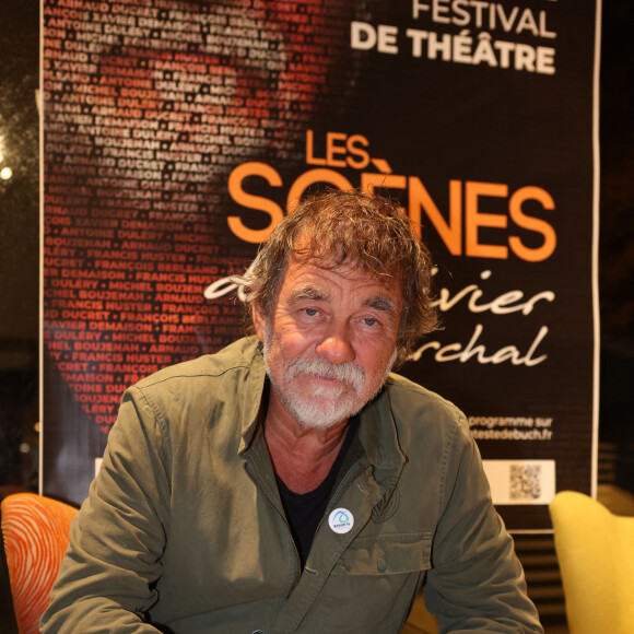 Exclusif - Olivier Marchal lors du festival "Les scènes d'Olivier Marchal" au théâtre Cravey à La Teste-de-Buch (Gironde), le 10 novembre 2022. Ce nouveau festival de théâtre, parrainé par Olivier Marchal, se déroule du 10 au 20 novembre 2022. Sur scène, il a retrouvé son premier professeur de théâtre, L.Bihoreau. Olivier Marchal est originaire de La-Teste-de-Buch, où ses parents tenaient une pâtisserie. © Jean-Marc Lhomer / Bestimage 