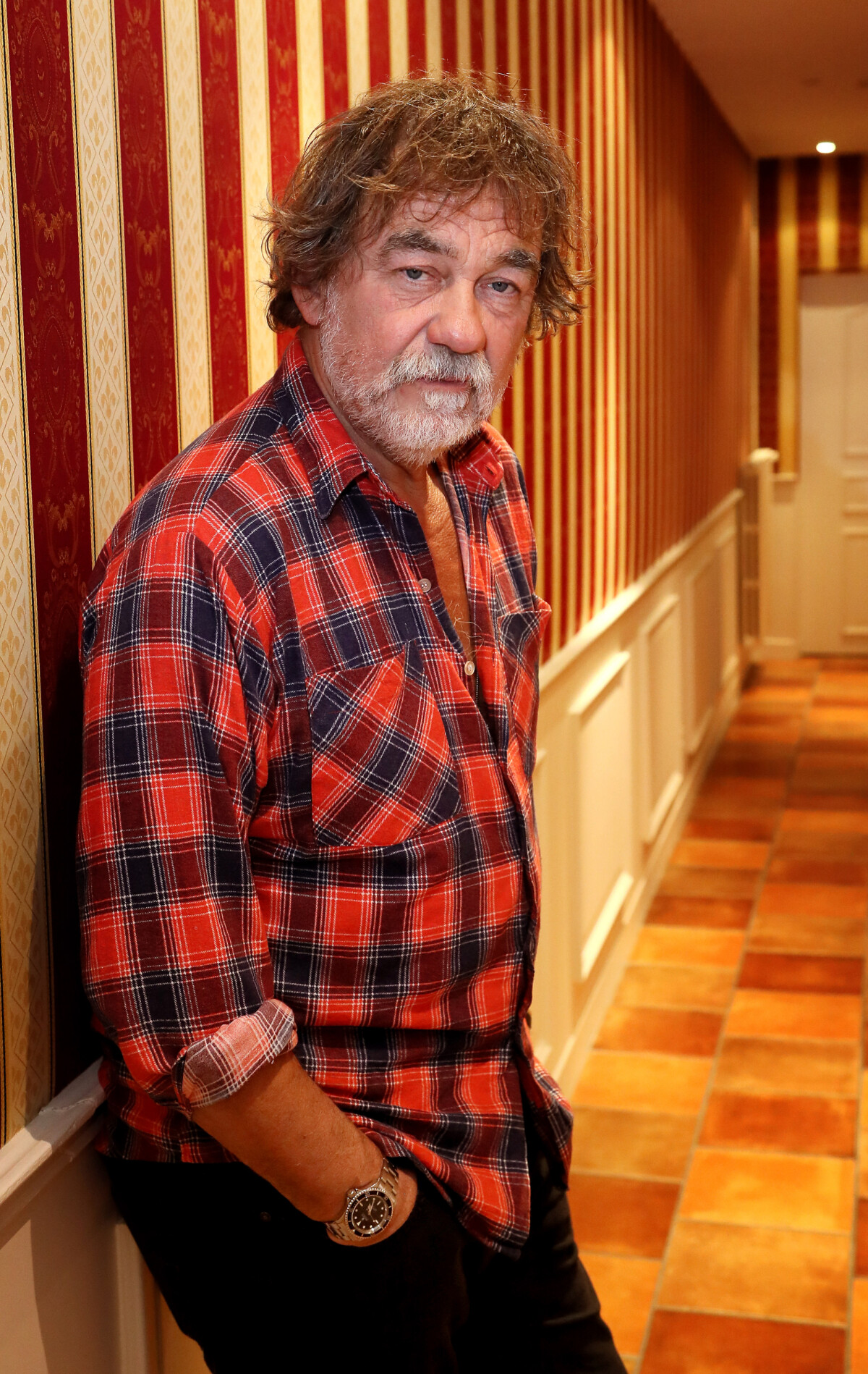 Olivier Marchal, la boule au ventre à Paris : ce monde laissé à ses  enfants qui l'angoisse - Purepeople