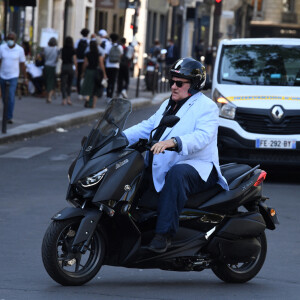 Exclusif -  Gérard Depardieu déjeune avec une amie dans un restaurant japonais de Saint-Germain-des-Prés à Paris le 18 septembre 2020. Il est reparti sur son scooter. En 2014, Gérard Depardieu a réussi à échapper à la suspension de six mois de son permis de conduire français en l'échangeant contre un permis de conduire belge que les autorités françaises n'ont pas le droit de lui retirer. 