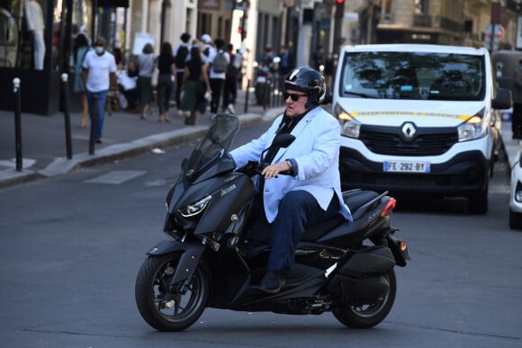 Exclusif -  Gérard Depardieu déjeune avec une amie dans un restaurant japonais de Saint-Germain-des-Prés à Paris le 18 septembre 2020. Il est reparti sur son scooter. En 2014, Gérard Depardieu a réussi à échapper à la suspension de six mois de son permis de conduire français en l'échangeant contre un permis de conduire belge que les autorités françaises n'ont pas le droit de lui retirer. 