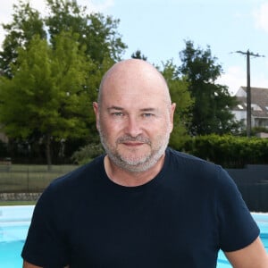 Exclusif - Sébastien Cauet pose au bord de la piscine municipale - L'animateur radio de NRJ, Sébastien Cauet retourne à Marle (Aisne), sa ville natale, et inaugure la piscine municipale qui porte son nom le 11 juin 2022. Cette journée "Cauet made in Marle" était l'occasion pour le comité des fêtes et l'animateur d'inaugurer le 1er salon international des jeux de café. © Claude Dubourg/Bestimage 