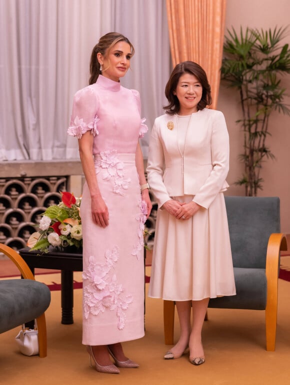 La reine Rania de Jordanie a rencontré la femme du Premier ministre japonais Yuko Kishida lors de sa visite officielle au Japon. Le 11 avril 2023 