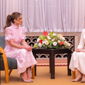 Rania s'est fait remarquer une nouvelle fois pour ses tenues toutes plus belles les unes que les autres 
La reine Rania de Jordanie a rencontré la femme du Premier ministre japonais Yuko Kishida lors de sa visite officielle au Japon. Le 11 avril 2023 